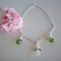 Vackert halsband med tre änglar