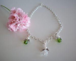 Vackert halsband med tre änglar