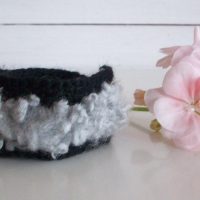Handvirkat armband med fuskpäls