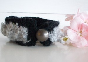 Handvirkat armband med fuskpäls - Bild 2