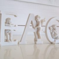 Bokstäver med änglar "PEACE"