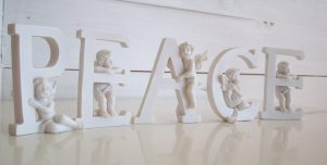 Bokstäver med änglar "PEACE"