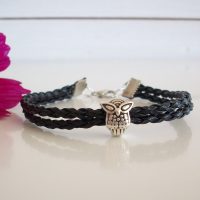 Armband flätad läderrem med uggla (svart)
