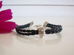 Armband flätad läderrem med uggla (svart)