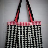 Handstickad väska "Rutan"