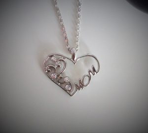 Halsband "Mom hjärtat"