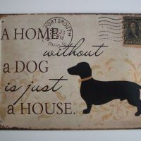 Metallskylt "A home without a dog..."