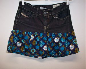 Jeanskjol "Blå blomma" (storl 34/36)